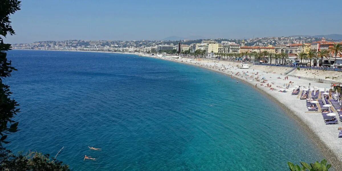 Nice beach. Лазурный берег Франции Ницца. Средиземное море Франция Лазурный берег. Ницца Франция Лазурный берег пляж. Франция Ривьера Лазурный берег.