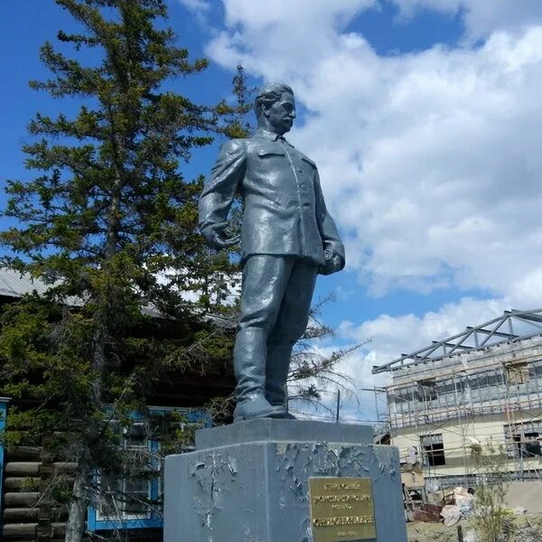 Памятник Серго Орджоникидзе. Памятник Серго Орджоникидзе во Владикавказе. Памятник Орджоникидзе во Владикавказе. Памятник «Серго Орджоникидзе » Красноярск. Орджоникидзе герой