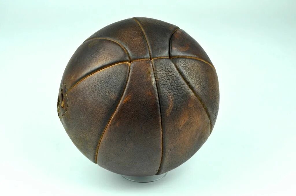 1 мяч в мире. Первый баскетбольный мяч. Первый мяч в баскетболе. Старинный мяч. Советский баскетбольный мяч.