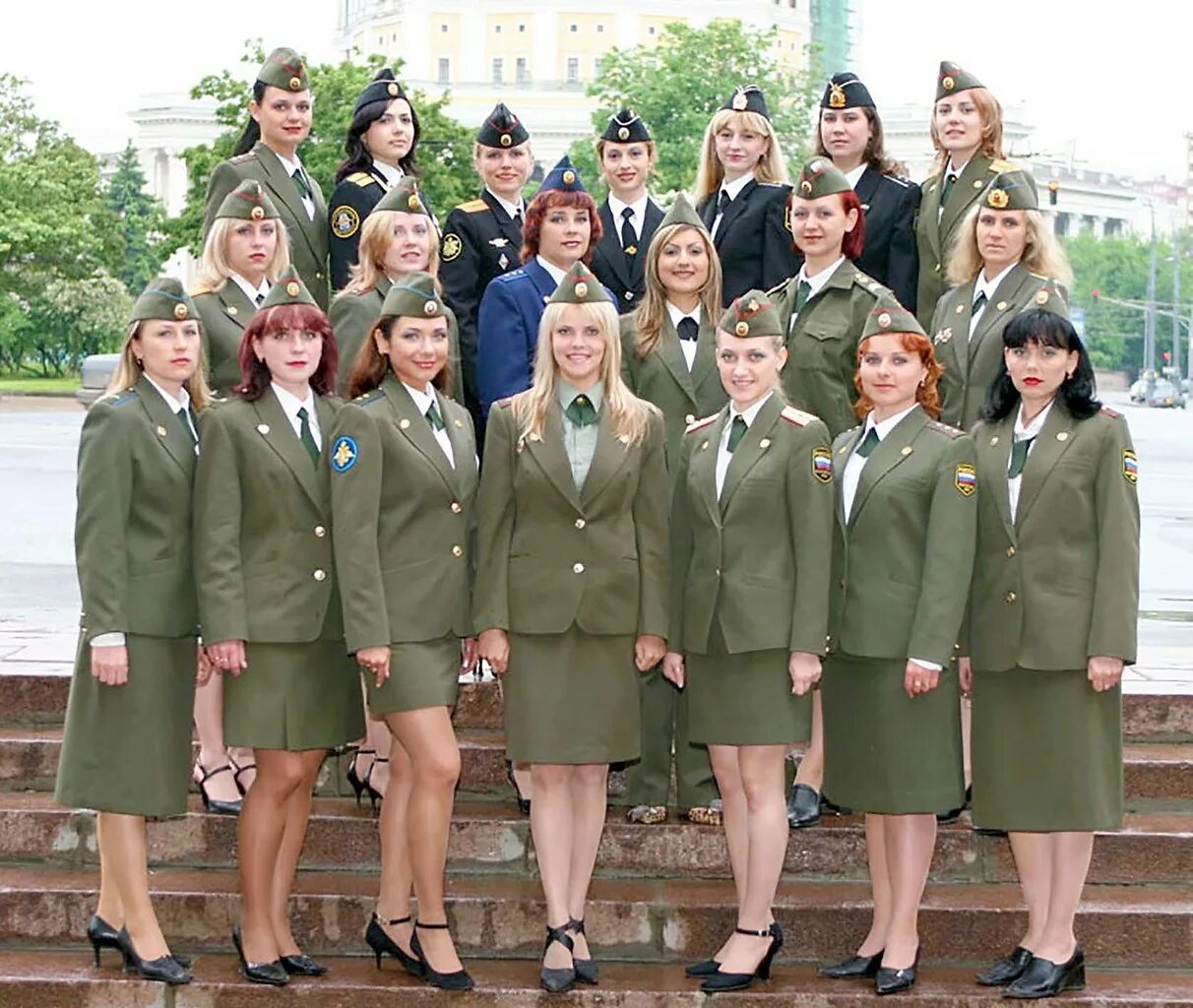 Военная женская форма. Женская форма в армии. Женщины военнослужащие. Женская Военная форма России.