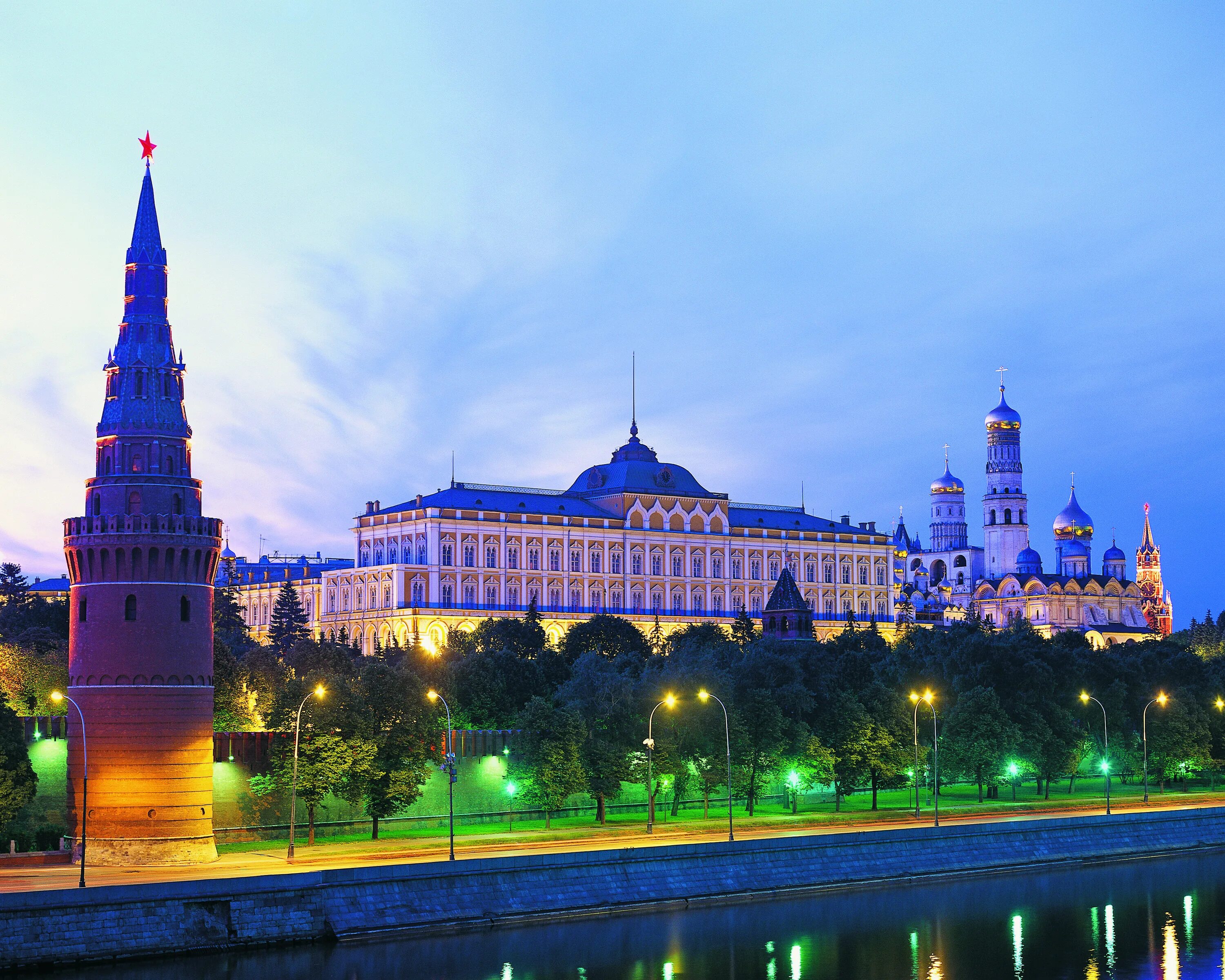 The world kremlin. Большой Кремлёвский дворец Московский Кремль ночью. Московский Кремль 850. Москва - столица России. Кремль в далеке.