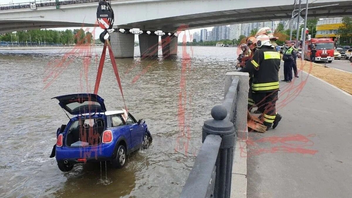 Падали машины в воду. Авария на Нагатинской набережной. Машина упала в реку Москва. Машина на набережной. Машина улетела в реку в Москве.