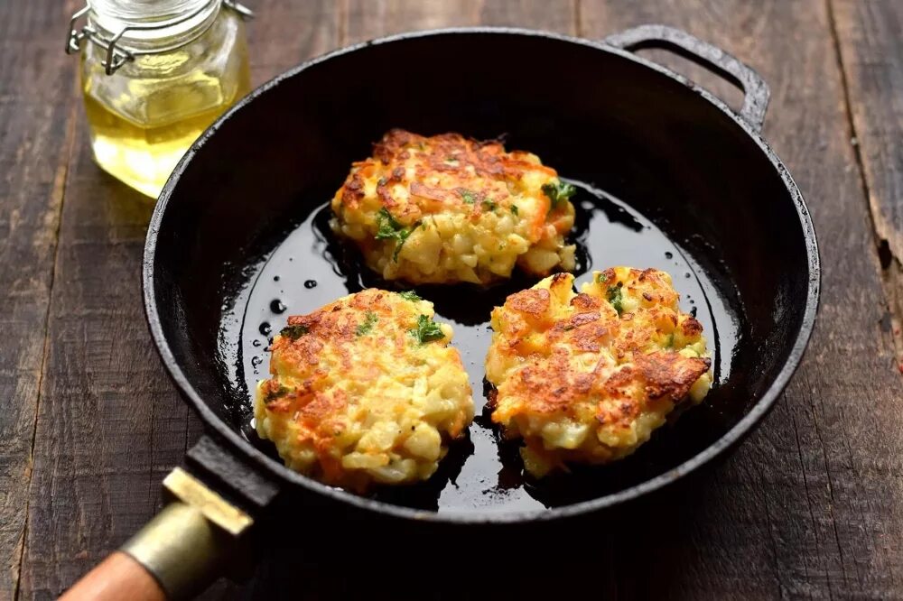 Капустные котлеты очень вкусные на сковороде. Котлеты из цветной капусты. цветная капуста с котлетой. биточки из цветной капусты. капустные котлетки на сковороде.
