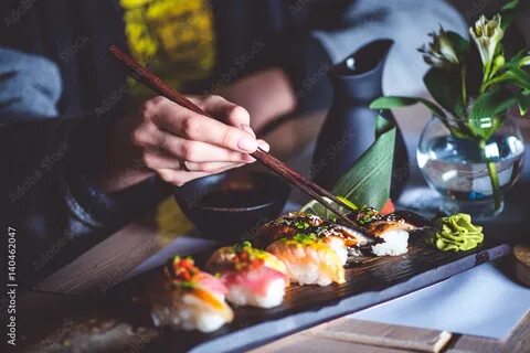 Вкусно едят суши