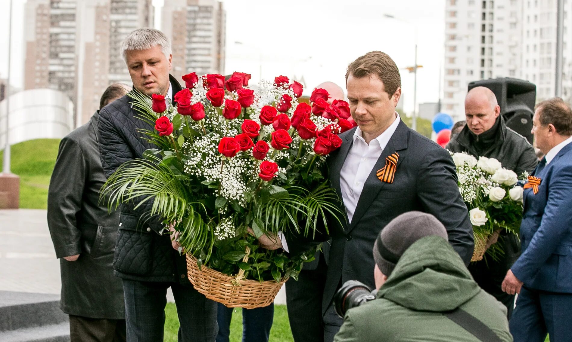 Ветеран возлагает цветы. Возложение цветов к героям автомобилистам. Возложение цветов лето. Картинки ветераны возлагают цветы.