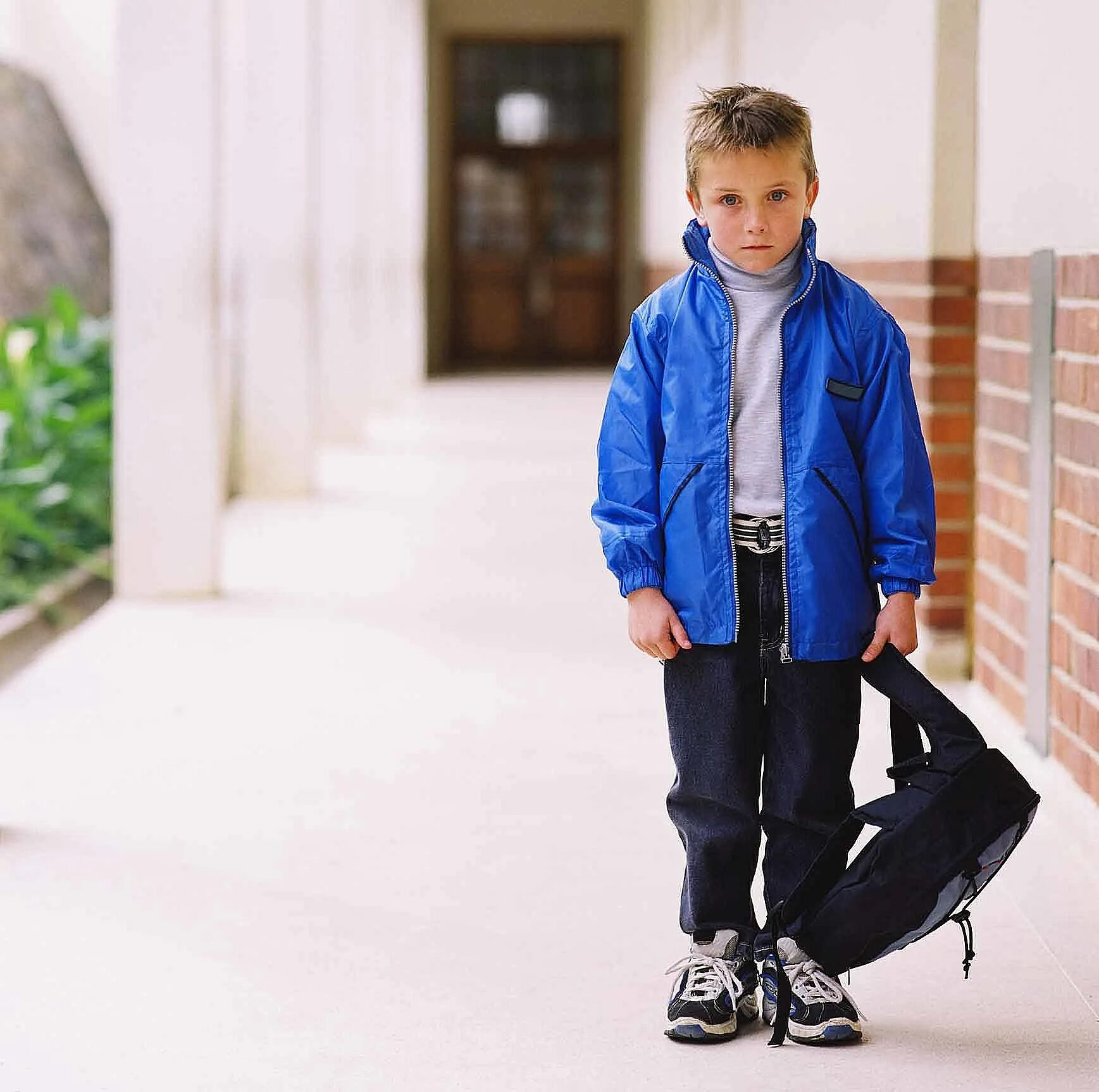 Мальчик не идет плохо. И. Мальчик со спины. Мальчик не идет плохо. Мальчик не идет плохо.