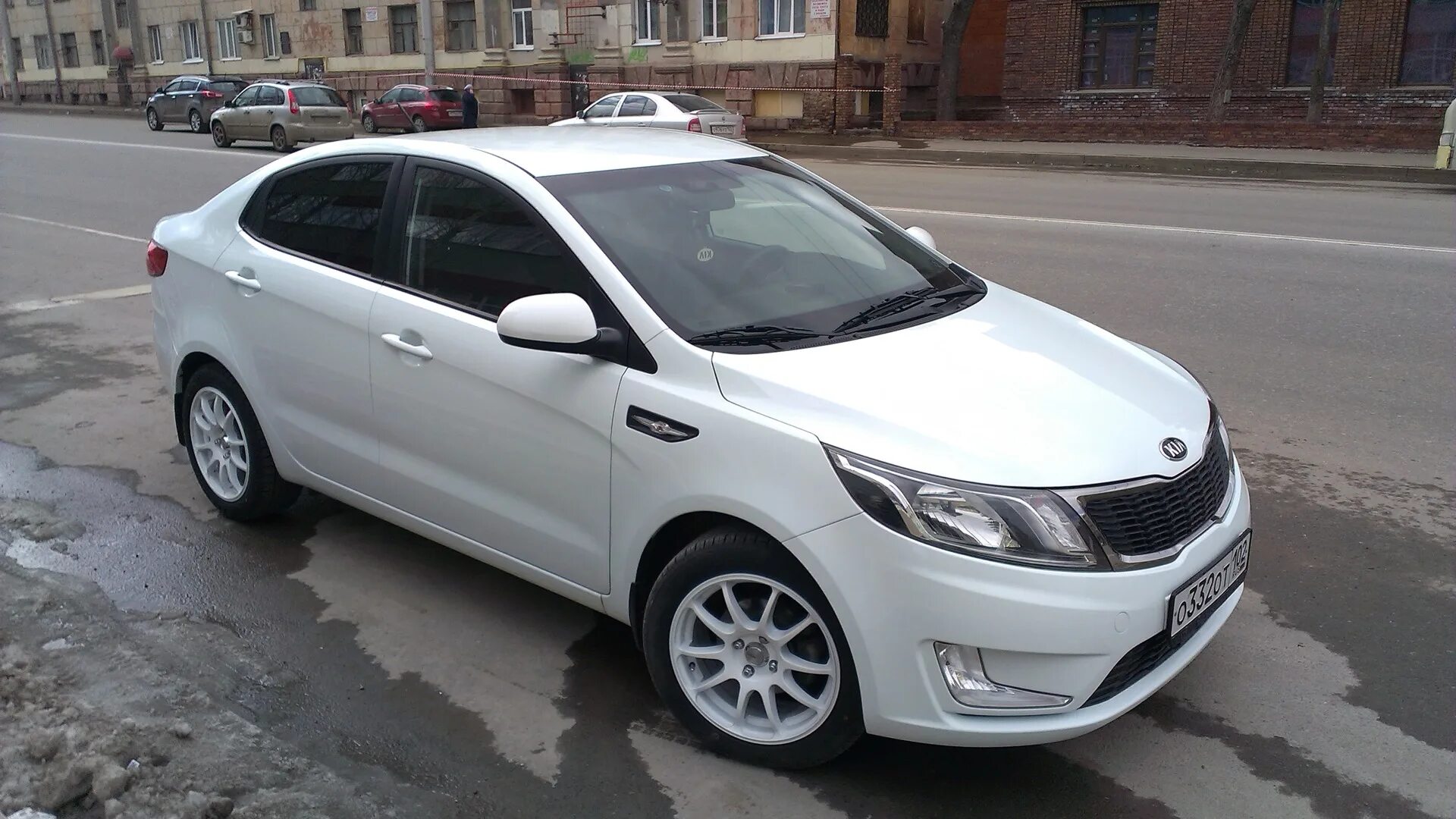 Киа рио 3 на 16. White Kia Rio r16. Киа Рио белая на 16 дисках. Киа Рио белая на 16. Кия Рио 3 белая на литье.