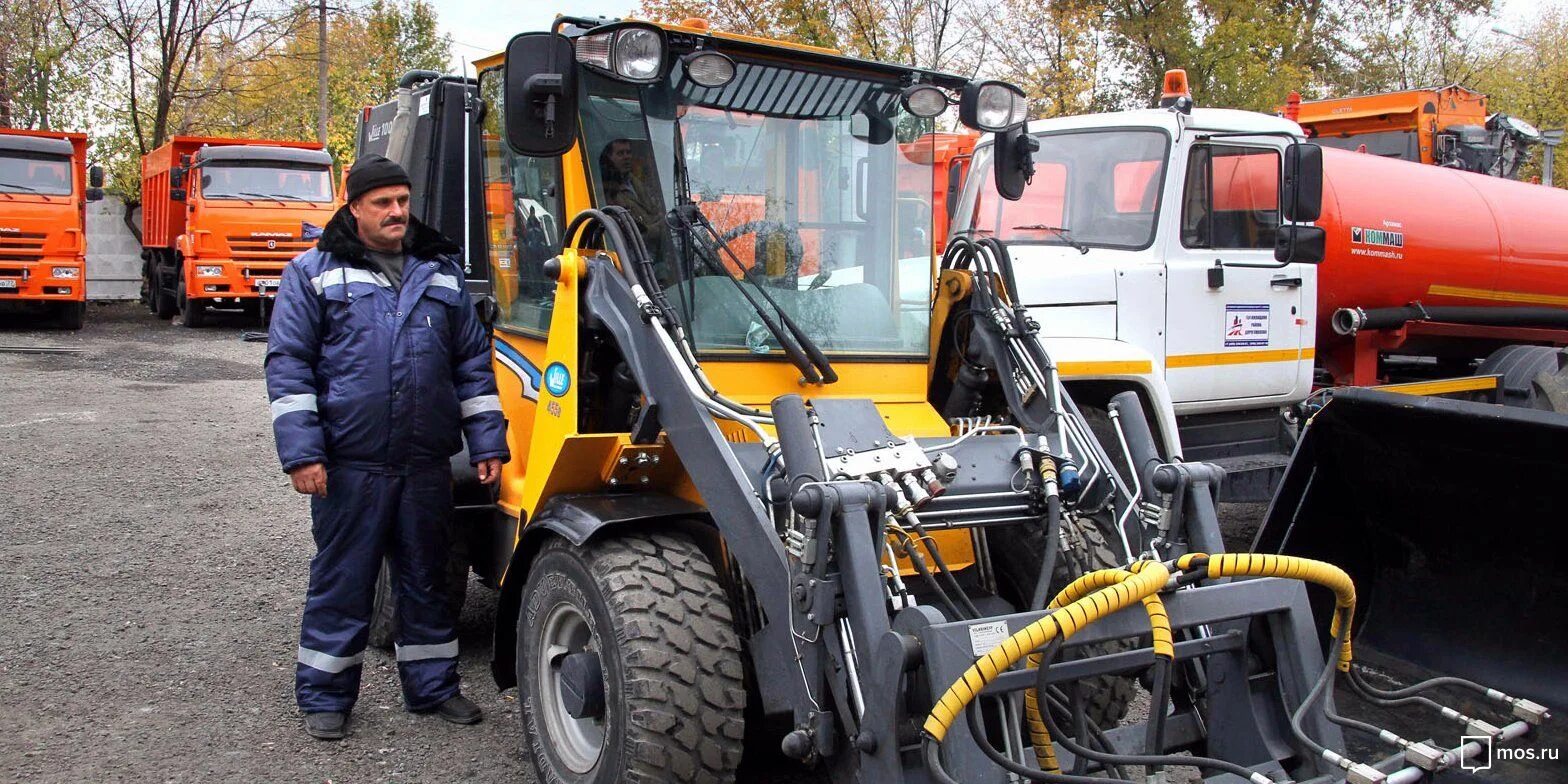 Работа трактористом в москве и области вахта. Трактор ГБУ Жилищник. Унимог ГБУ Жилищник. МТЗ 320 ГБУ Жилищник. ГБУ Жилищник трактористы.