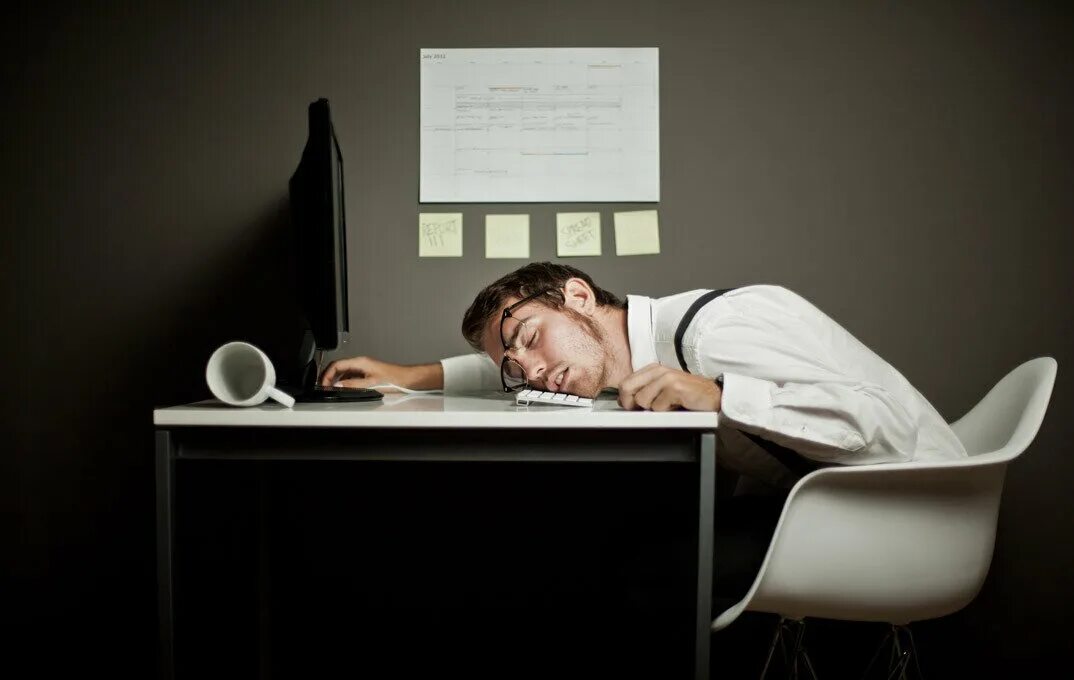 Пропустить устал. Усталый человек в офисе. Уставший в офисе. Усталый человек за компьютером.