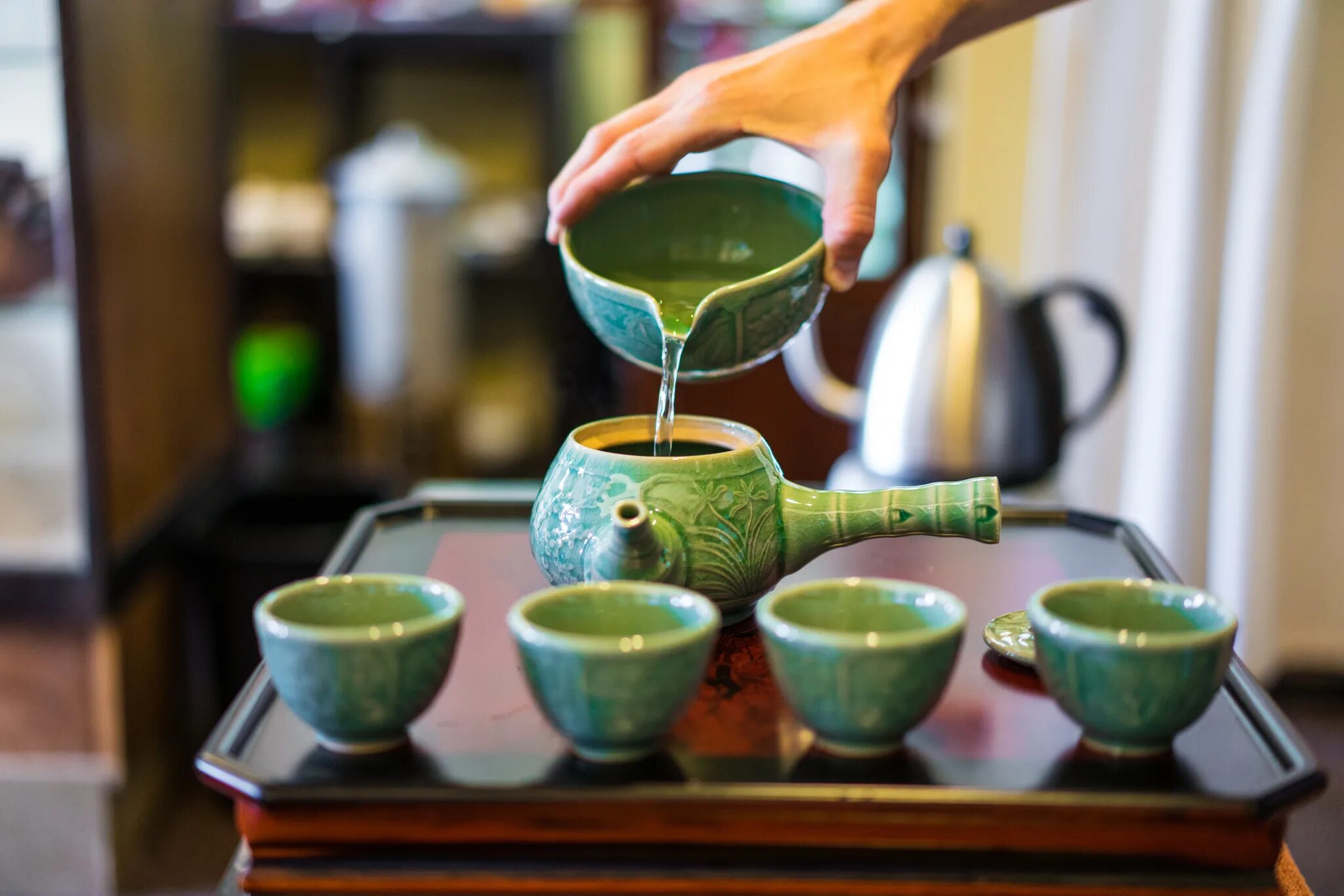 Из осу мы чайной миски ложкой. Чеджудо музей зеленого чая. Селадон Корея. Музей зеленого чая на Чеджу. Селадоновая керамика Кореи.