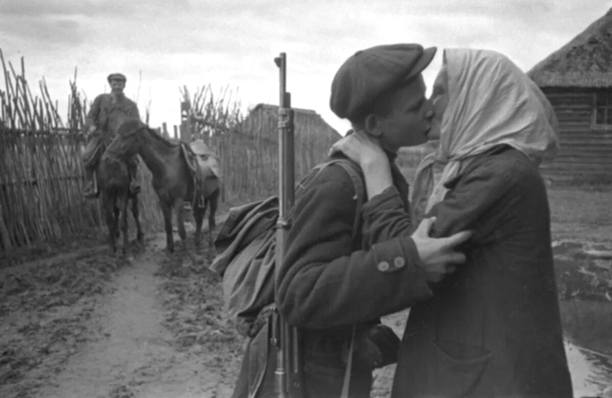 Провожала поле мужа на войну. Проводы солдат 1941. Проводы на войну 1941. Провожают на войну 1941.