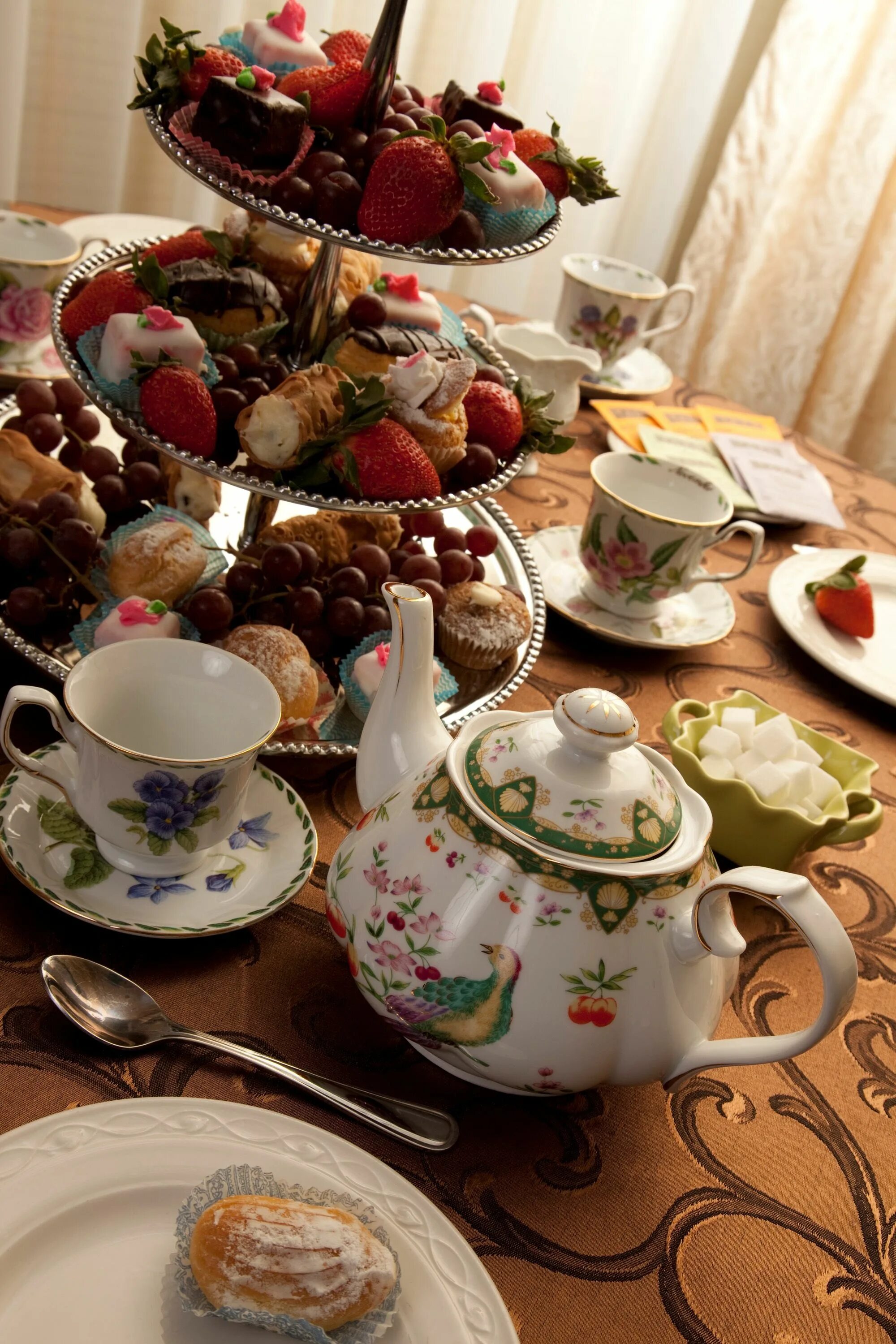 Что можно купить к чаю. Чайный стол. Сервировка чайного стола. Сладости на чайный стол. Чаепитие со сладостями.