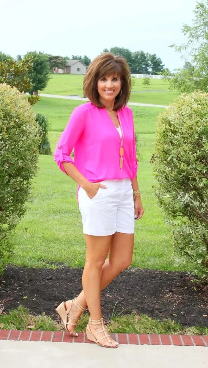 красивые женщины после 40 в юбках. мини в 45 лет. стильный лук для женщины 45 лет. мини в 45 лет. стильная одежда для пожилых женщин.