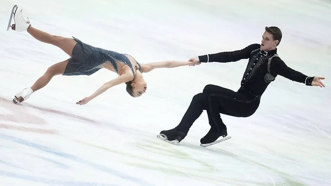 Александра бойкова и дмитрий козловский. Дмитрий соловьёв фигурист. Александра бойкова / дмитрий козловский награждение 2022. Дмитрий козловский фигурист. Александра бойкова и дмитрий козловский олимпиада 2022.