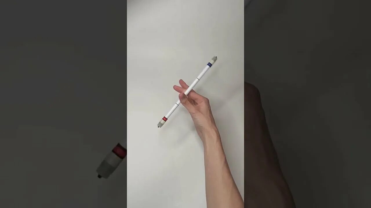 Лёгкие трюки с ручкой. Обучение крутить ручку. Кручение ручки на пальцах. Как крутить ручку на пальцах обучение. Как крутить ручку.