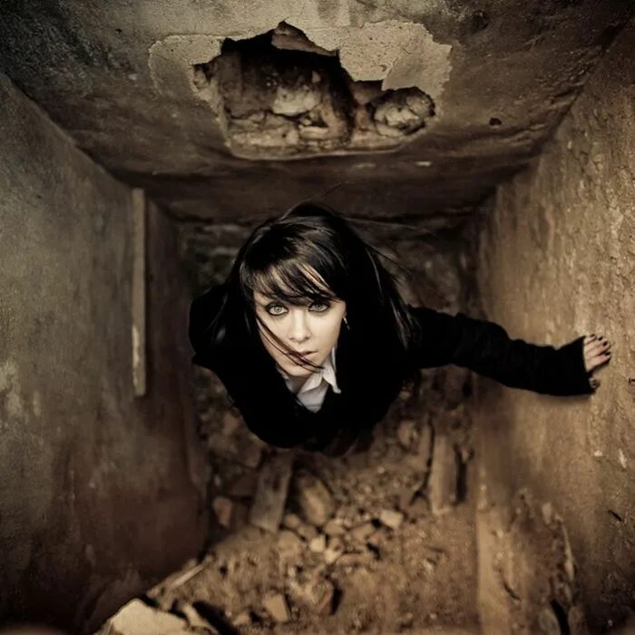 Бегущая в лабиринте meander 2020. Донато карризи девушка в лабиринте фильм. Дженнифер коннелли labyrinth 1986. Лабиринт девочка. Кая скоделарио бегущий в лабиринте.