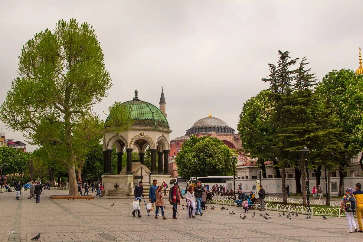 Фатих султанахмет. Стамбул Султанахмет улицы. Султанахмет (площадь). Площадь Султанахмет лето. Главная улица в Султанахмет.