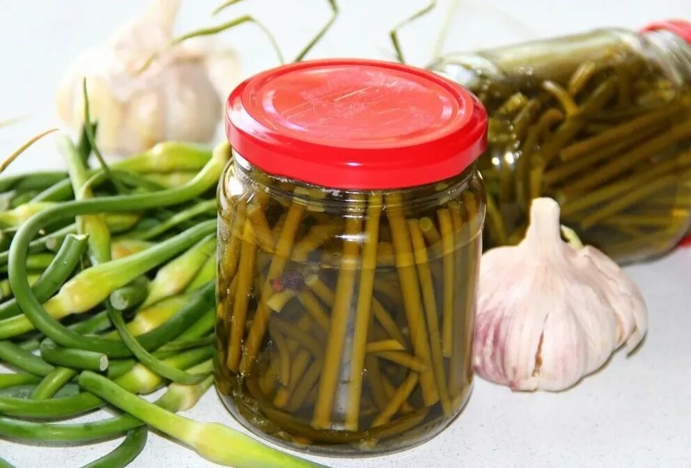 Чесночные стрелки на зиму простой рецепт. Паста из чесночных стрелок на зиму. Маринованные чесночные стрелки. Чесночные стрелки впрок. Черемша стрелки.