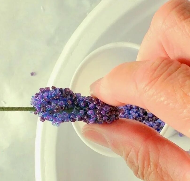 Букет лаванды из бумаги. Лаванда бисером. Лаванда из бумаги своими руками. Букетик лаванды из бисера. Лаванда из бисера.