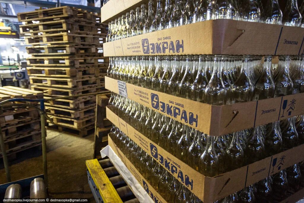 пластиковые прокладки для паллет. паллеты пэт бутылки. хранение стеклотары. погрузка стеклотары в штору. хранение стеклотары.