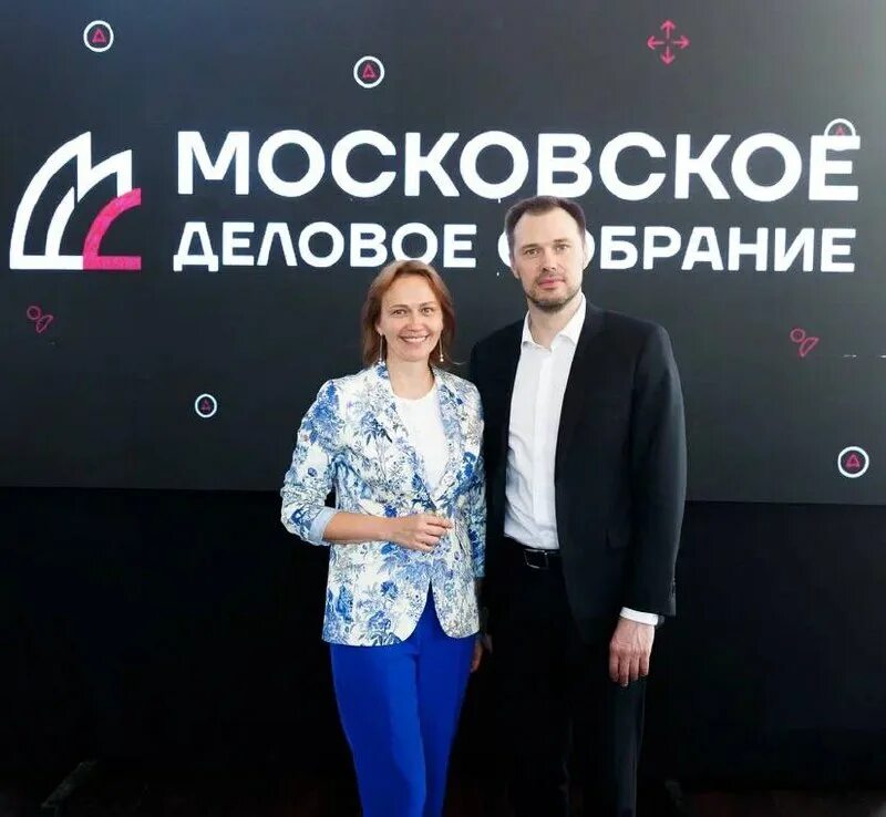 московское деловое собрание. московское деловое собрание. московское деловое собрание. снимки московского кинофестиваля 22 года. совещание.