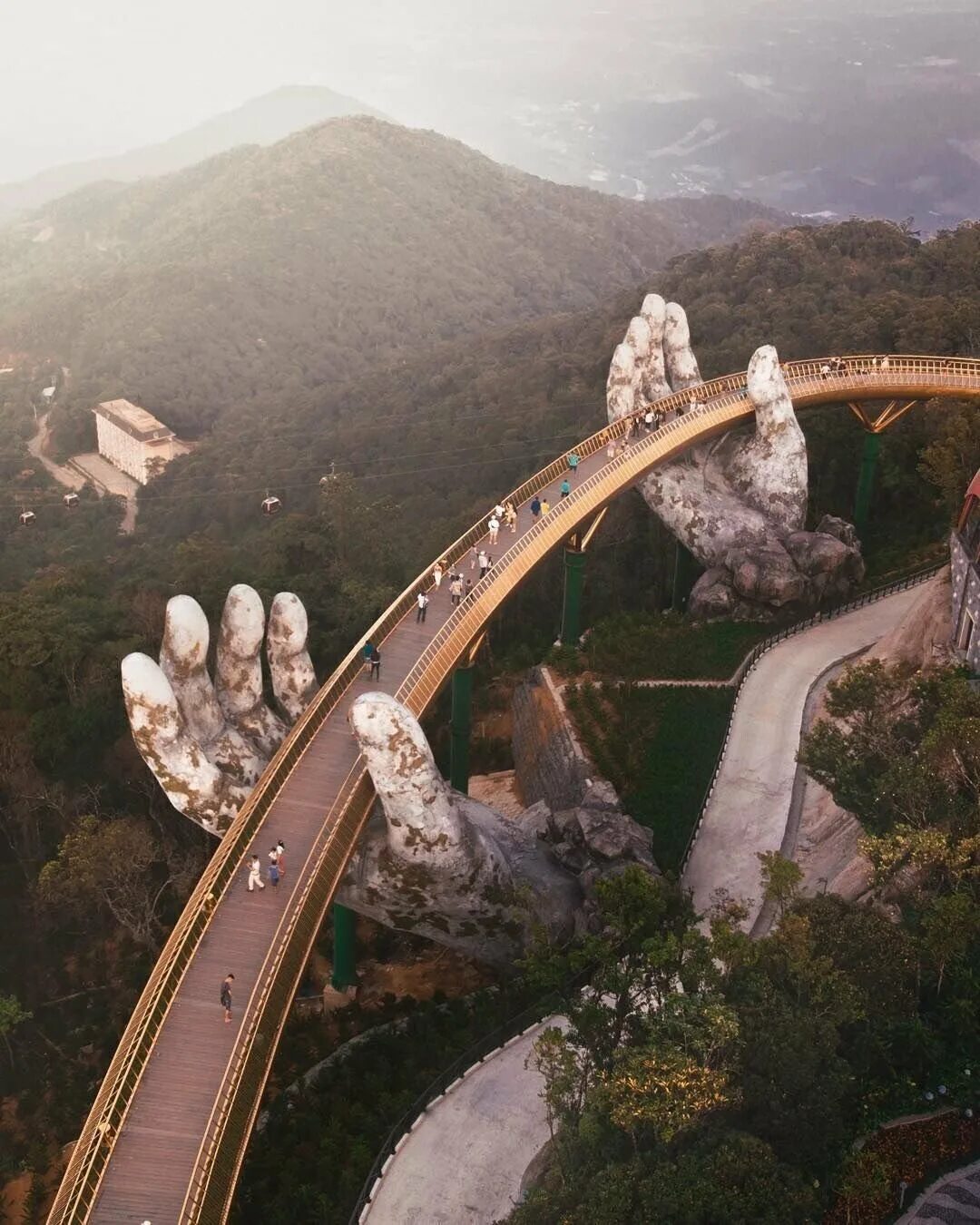 Дананг вьетнам руки бога. Мост в дананге вьетнам. Мост две руки. Мост две руки. Золотой мост во вьетнаме.