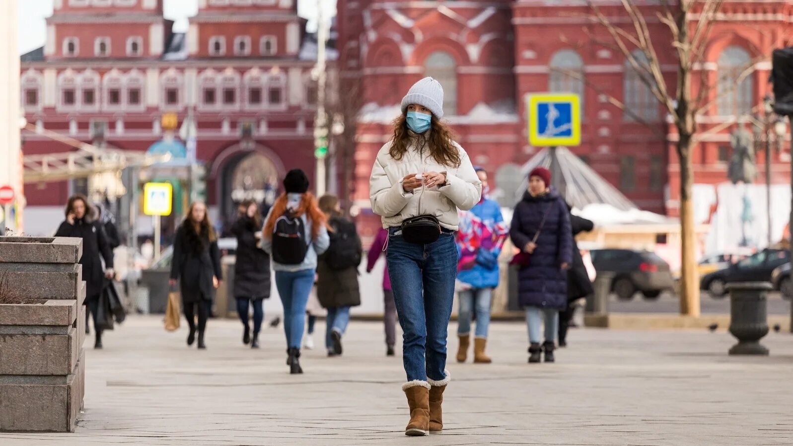 В чем сейчас ходят люди. Ковид-19 в Москве. Москва весной. Москва люди.