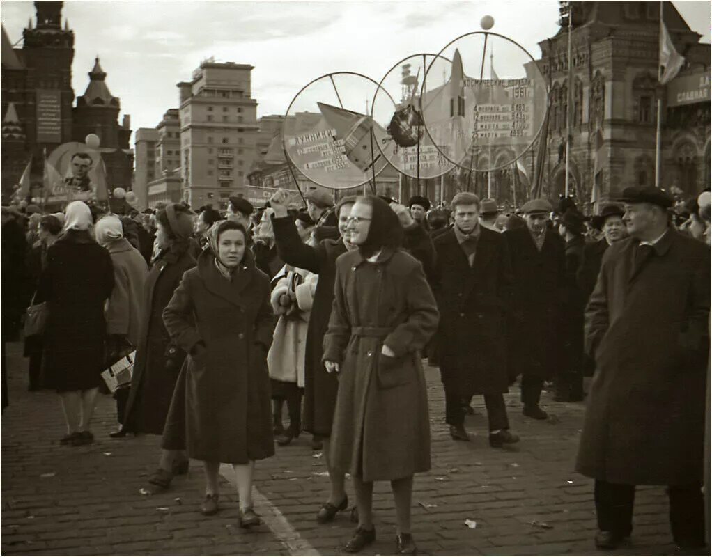 14 апреля 1961 года. Гагарин на красной площади 1961. Встреча Юрия Гагарина на красной площади. Встреча Гагарина в Москве 14 апреля 1961 г. Фоторепортаж встреча Гагарина на красной площади.