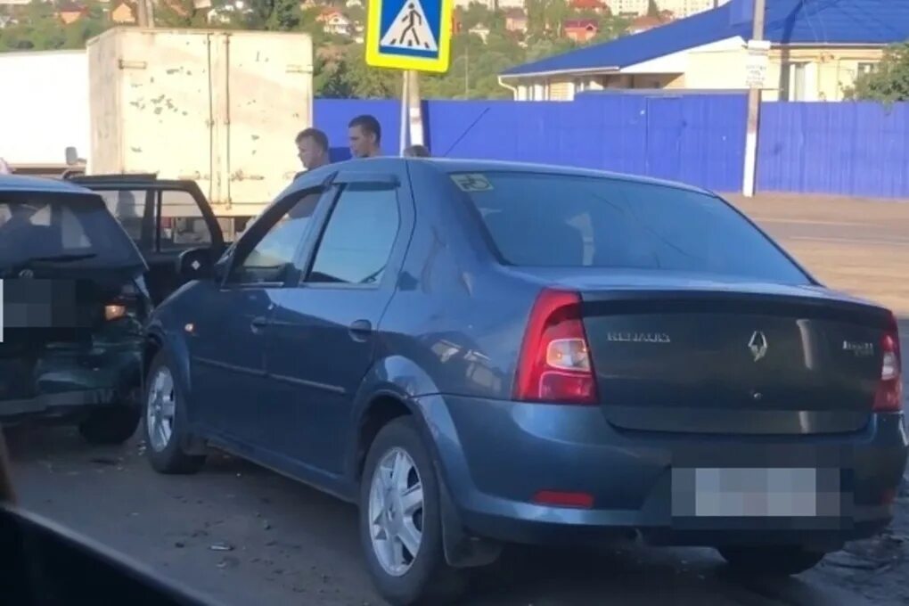 Renault курск. Авария в Краснодарском крае на Рено. Авария в Курске зеленая Митсубиши.