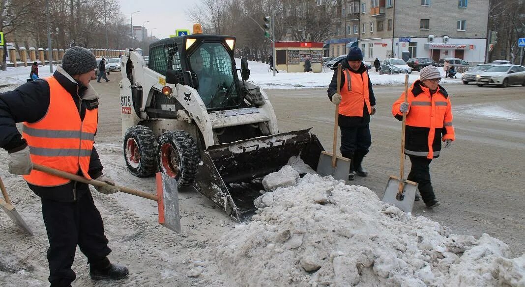 Уборка снега Казань. Уборка снега Татарстан. Расчистка дорог в Кирово-Чепецке. Дворник чистит дорогу от снега. Дорога очищения