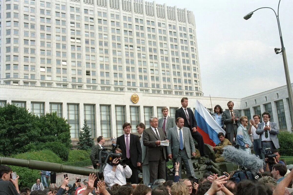 12 июня 1991 г. Августовский путч Ельцин на танке. Путч 1991 белый дом. Августовский путч 1991 года Ельцин. Августовский путч 1991 Ельцин на танке.