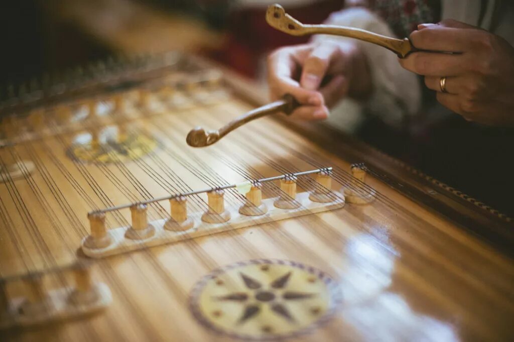 Молдавские цимбалы. Белорусский музыкальный инструмент цимбалы. Цымбалы. Цимбалы строение. Муз инструмент цимбала.