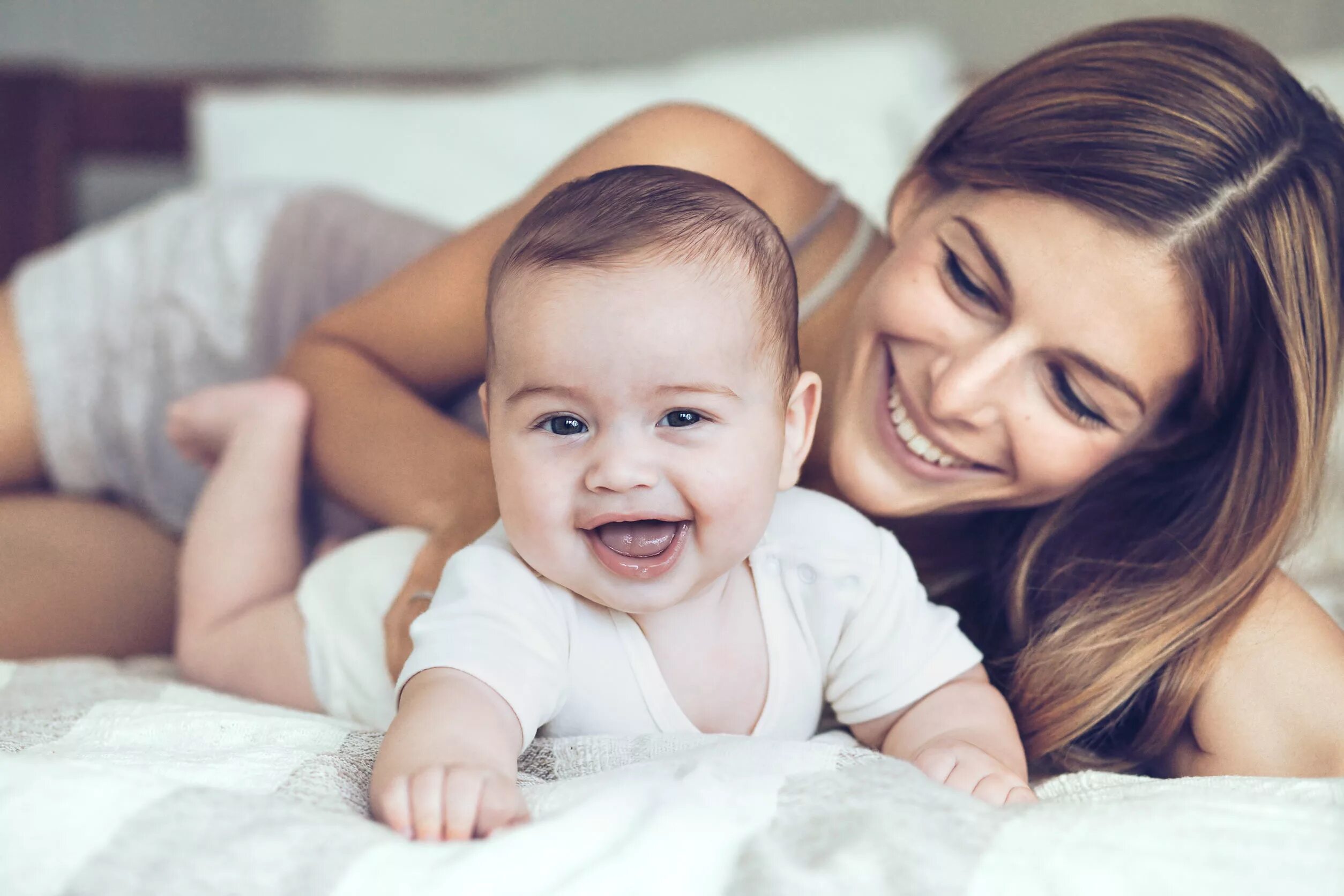 Mom and child. Малыш и мама. Фотосессия мама и малыш. Мама с младенцем. Красивые мамы с малышrfvb.