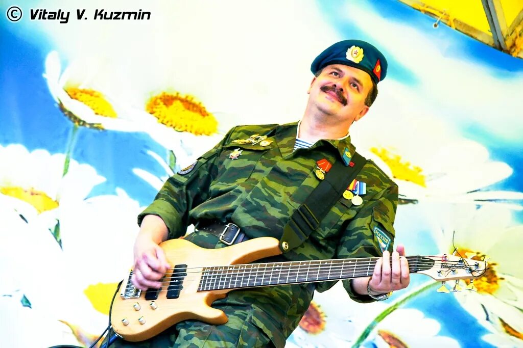 Исполнение песни мужики. Парень красиво спел на гитаре. Джастин тимберлейк. Манера певец. Исполнение песни мужики.