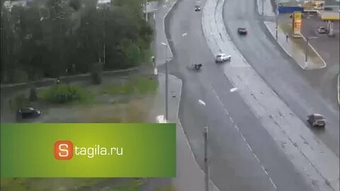 Мотоциклист заехал в толпу феминисток