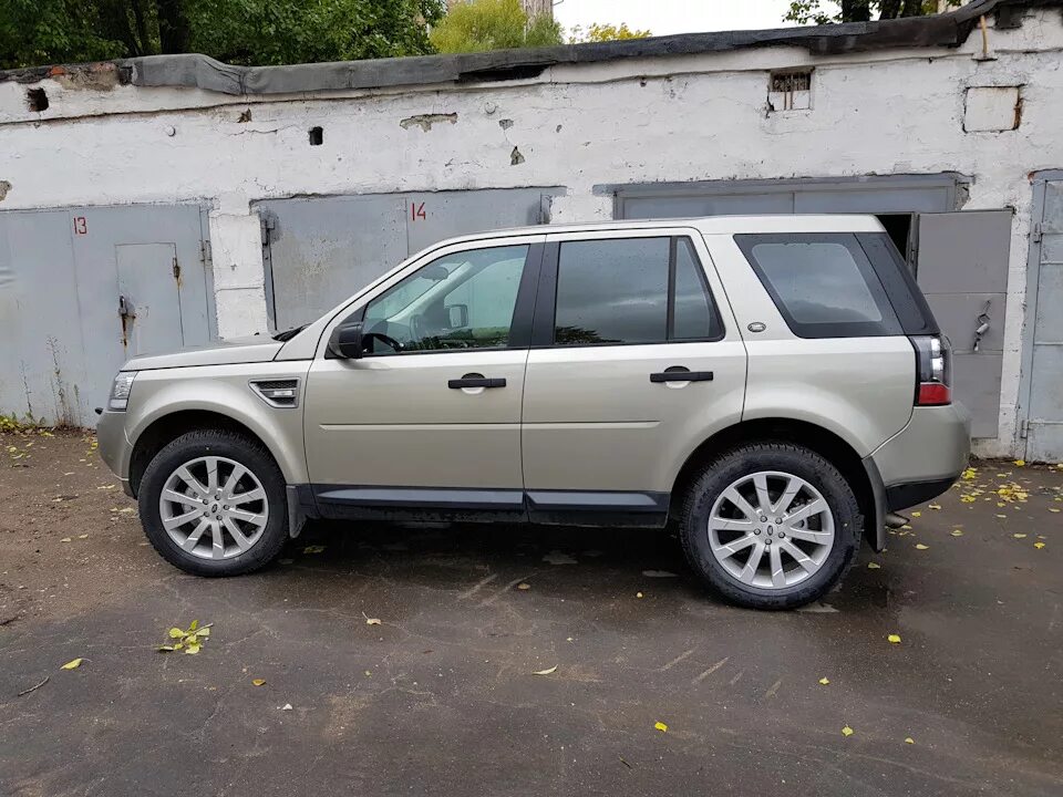 Ленд ровер фрилендер 1 грязевые колеса. Диски r18 land rover freelander 2. Land rover freelander 2 вид сбоку. Freelander 2 диск 18. Диски фрилендер 2.