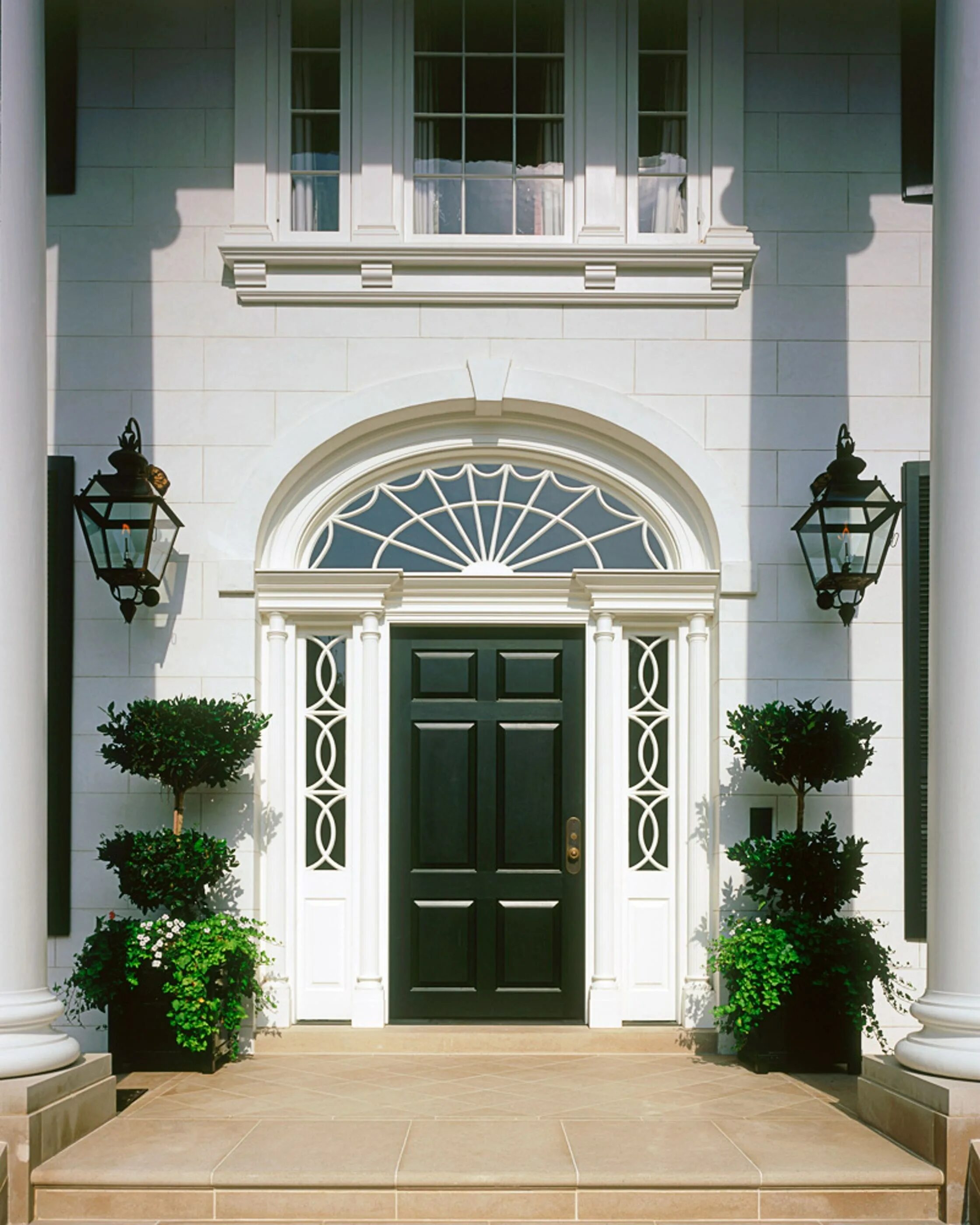 Входная группа. Крыльцо в итальянском стиле. Крыльцо с колоннами. Дома с колоннами в классическом стиле. Входная дверь в классическом стиле.