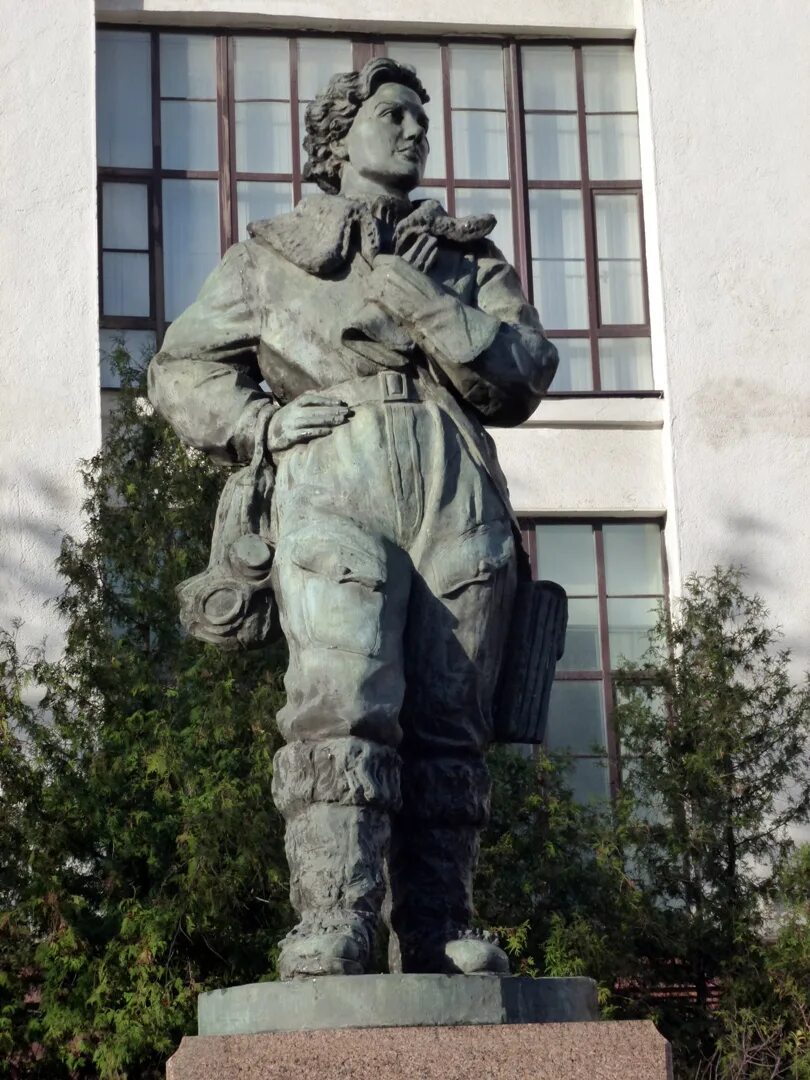 Памятник гризодубовой на кутузовском проспекте. Памятник валентине гризодубовой. Памятник гризодубовой. Памятник валентине гризодубовой на кутузовском. Памятник валентине гризодубовой на кутузовском.