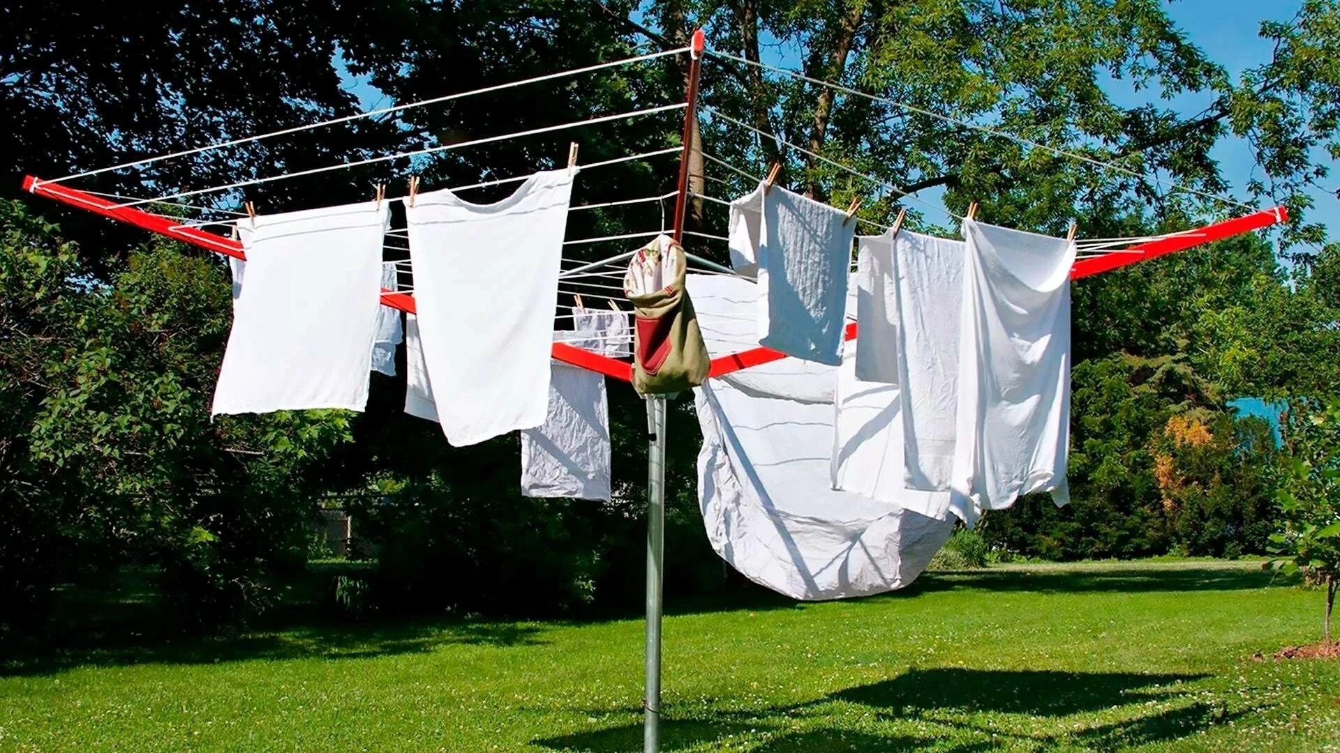 Сушилка для белья на даче. Сушилка для белья на дачу уличная. Постельное белье на веревке. Верёвка для белья на улице. Сушилка для белья уличная.