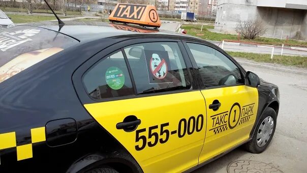 Такси 80 рублей. Красноярске такси взлет. Робот такси в Санкт-Петербурге. Улампек реклама на такси Ульяновск.