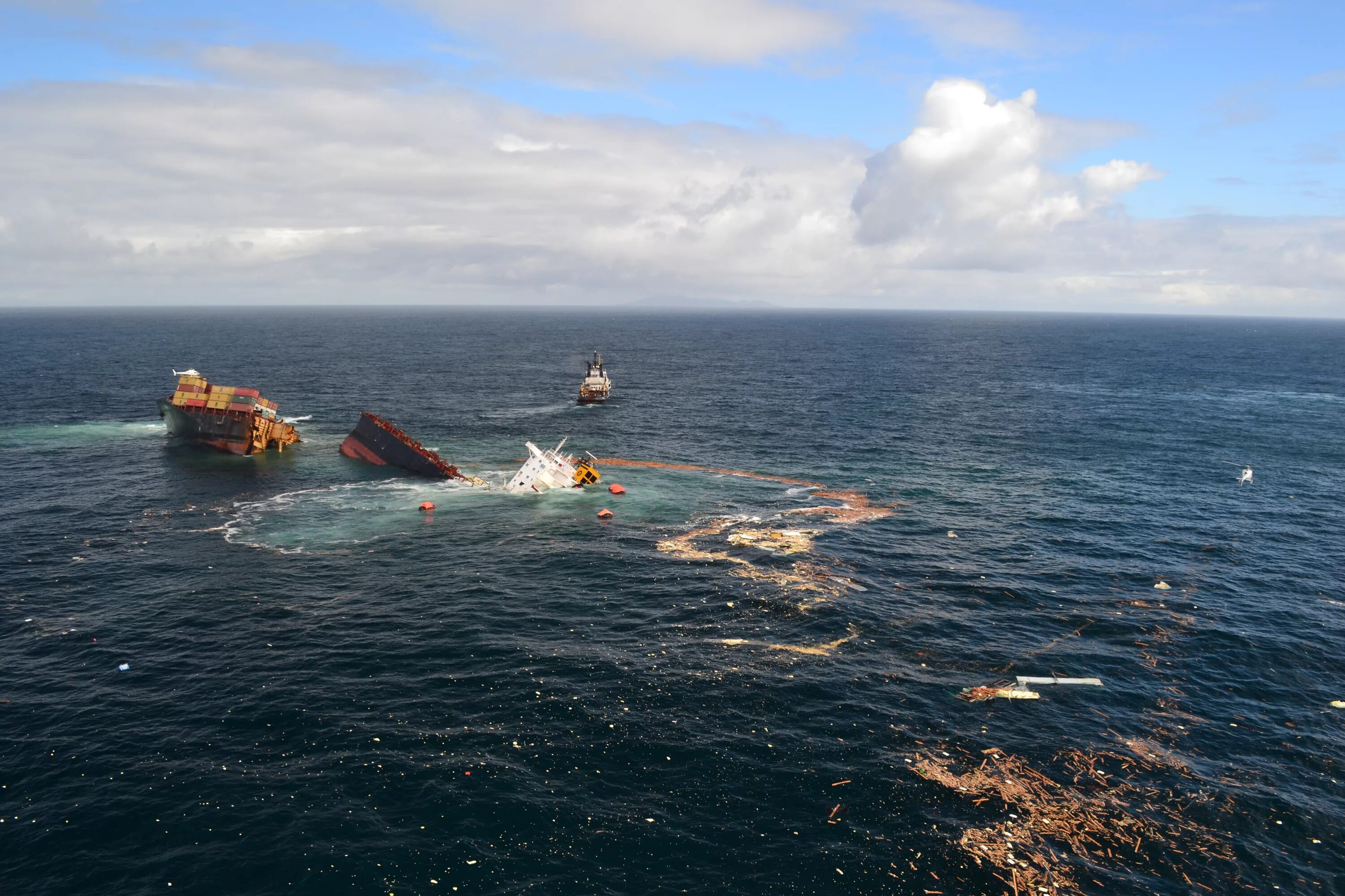 В 1 открытом океане. Саргассово море корабли. Саргассово море затонувшие корабли. Rena Monrovia крушение. Саргассово море кладбище кораблей.