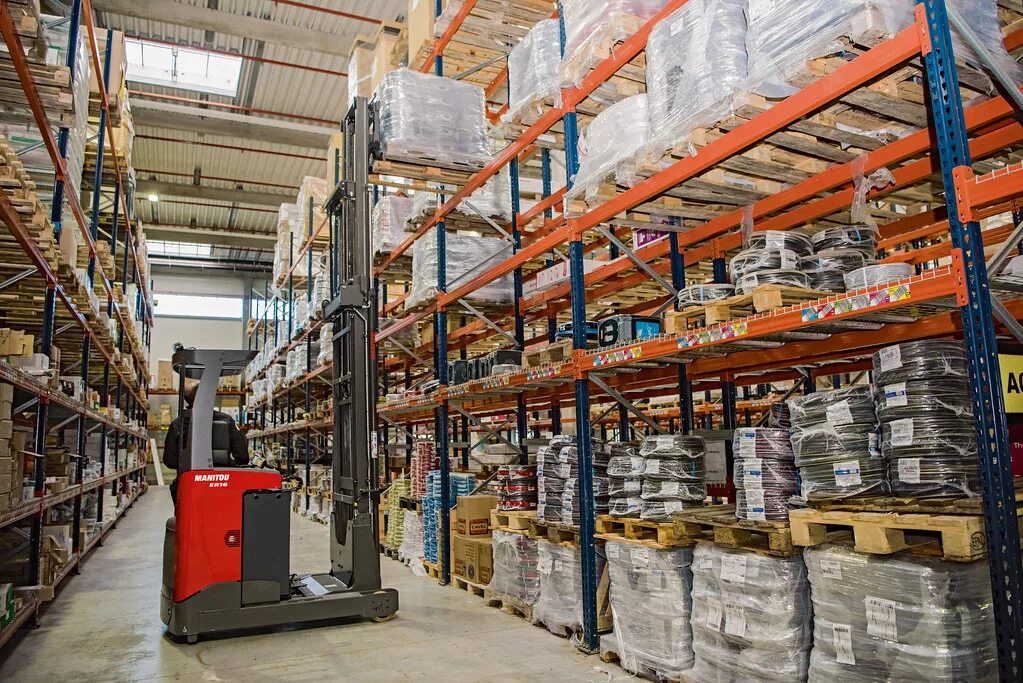 Техника используемая на складе. Оборудование для склада. Складская техника. Ричтрак на складе. Погрузочное оборудование для складов.