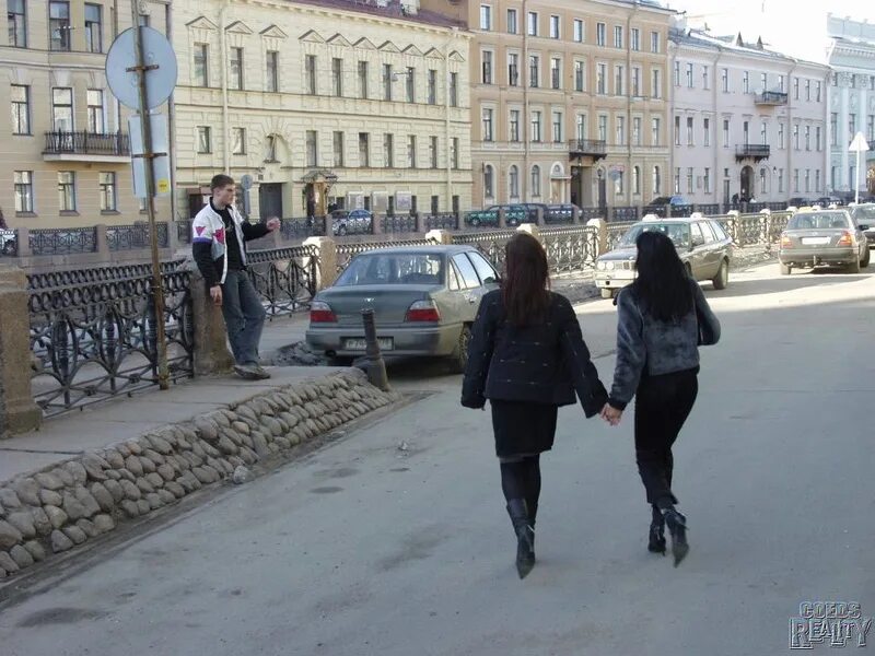 Русский мужик снял русскую девочку. Питерские студентки. девушки снимают мальчиков на улице. русские бабы снимают мужиков на улице.