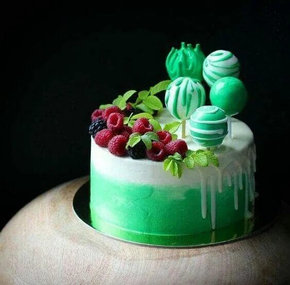 Декор торта мятой Portion of Layered Creamy Fruit Cake with in Close Up View. Raspberry Cake with
