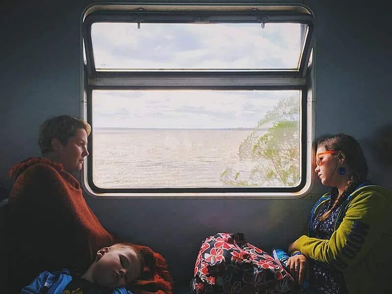 Окно вагона поезда. Глядя в окно вагона. Красивый вид из поезда. Человек в электричке у окна. Окно вагона.