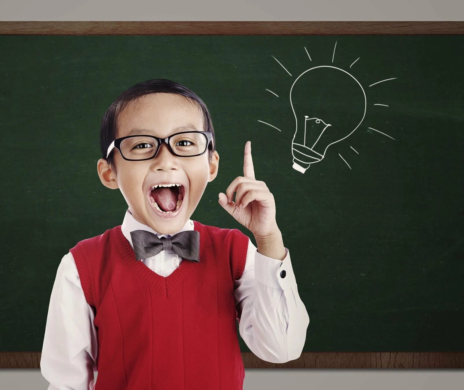 Think up. Умный человек. Умный мальчик. Школьник улыбается. Ученик.