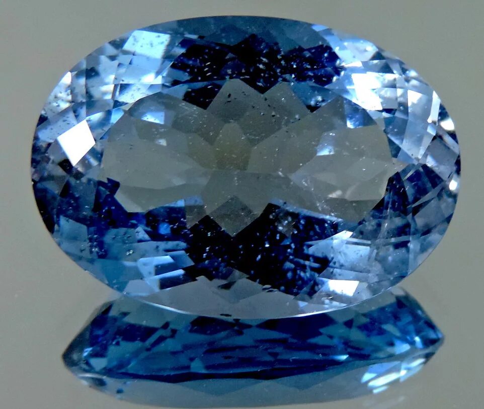 Аквамарин свойства для женщин. Аквамарин берилл топаз. Аквамарин камень голубой берилл. Аквамарин берилл голубой это. Аквамарин цвет камня.