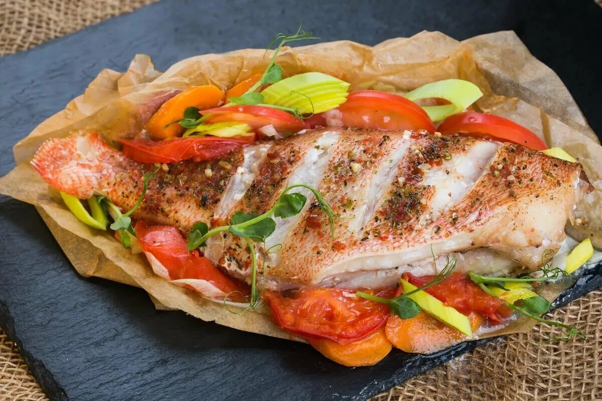 Окунь быстро и вкусно. Окунь запеченный. окунь морской красный гриль. окунь с овощами. филе морского окуня с овощами.
