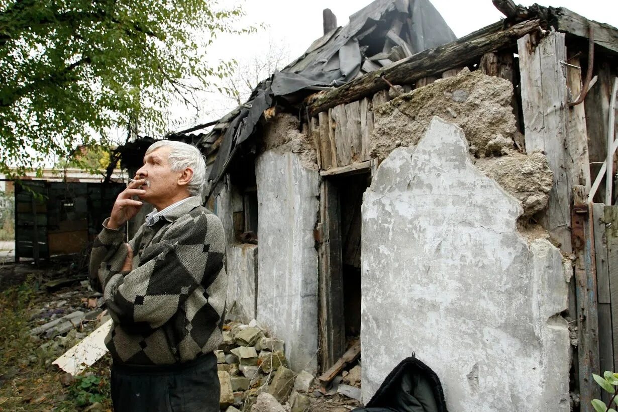 Сколько мирных жителей на донбассе. Жертвы среди мирного населения Украины. Жертвы среди мирного населения Донбасса фото. От Западной Украины остались одни руины Львов.