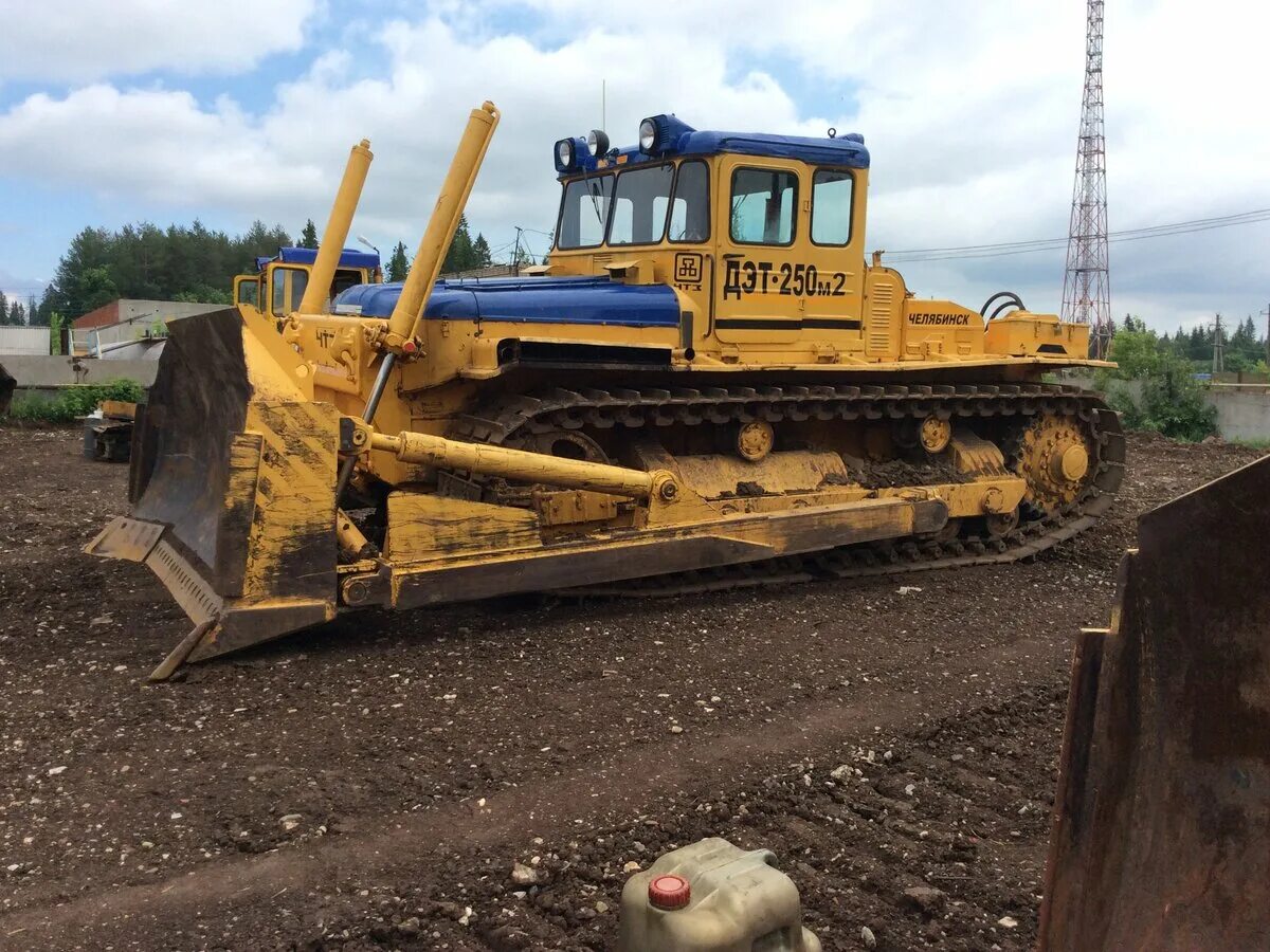 Двух бульдозеров. Бульдозер cat d5r2. Бульдозер caterpillar d5 lgp. Двух бульдозеров. Трактор чтз дэт 250.